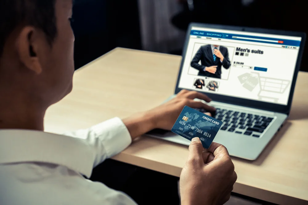 Online-Shopping, Mann sieht sich die Waren in der Online-Elektronik an